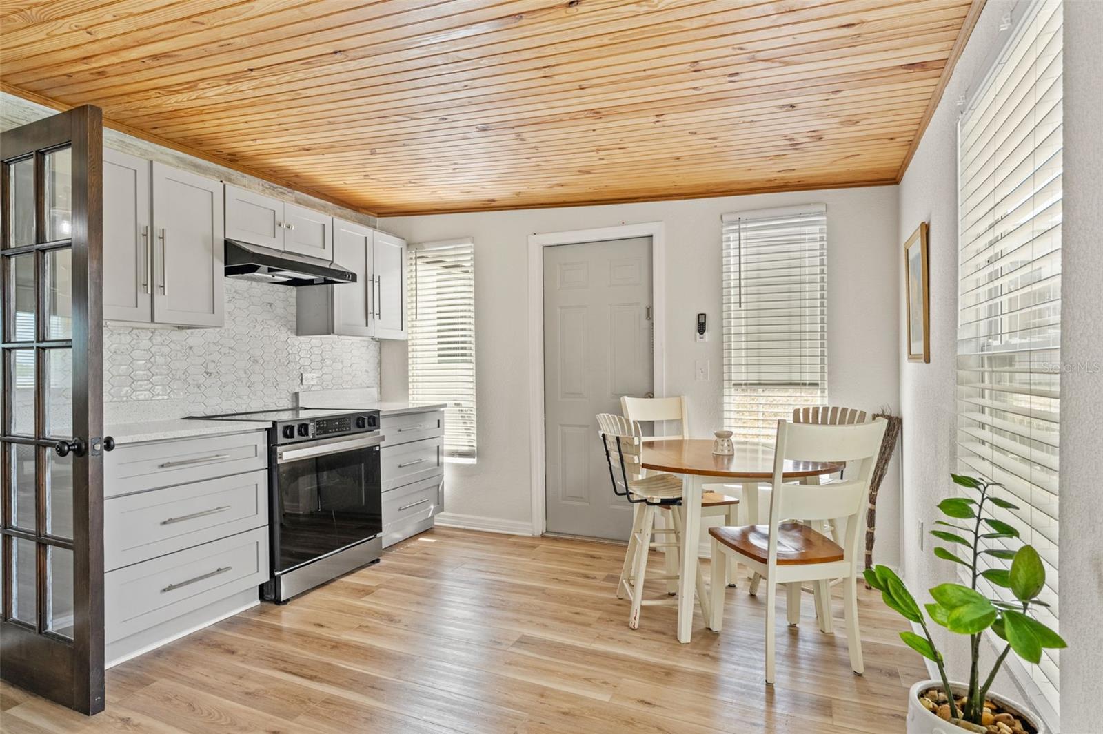 Image 17 of 42 For 11487 Linden Drive