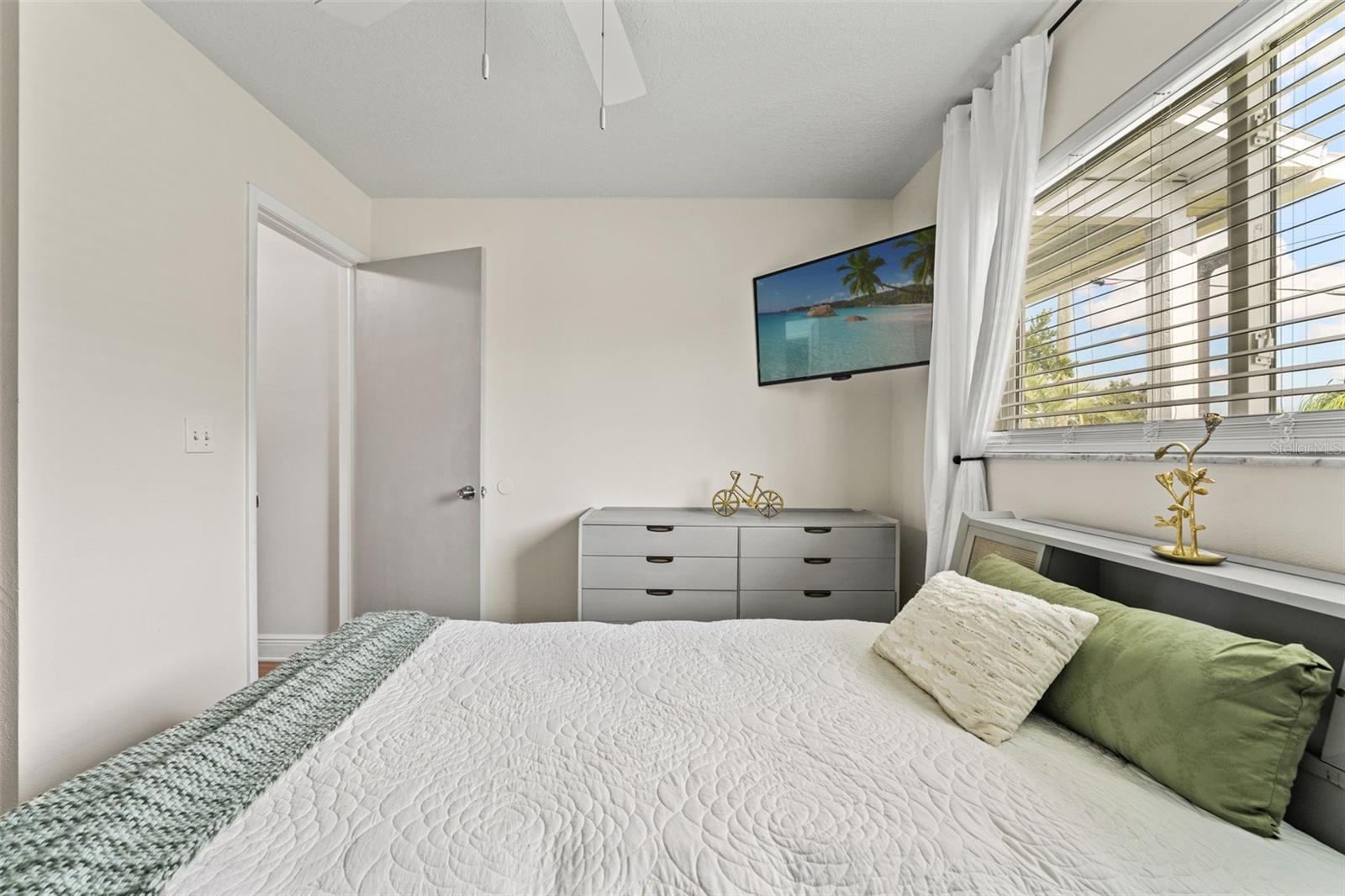 Image 19 of 42 For 11487 Linden Drive