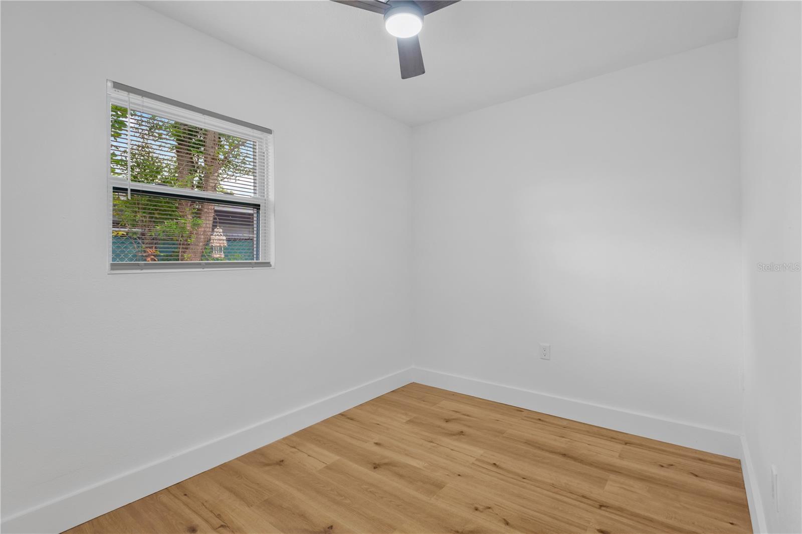 Listing photo id 11 for 3243 6th Avenue S