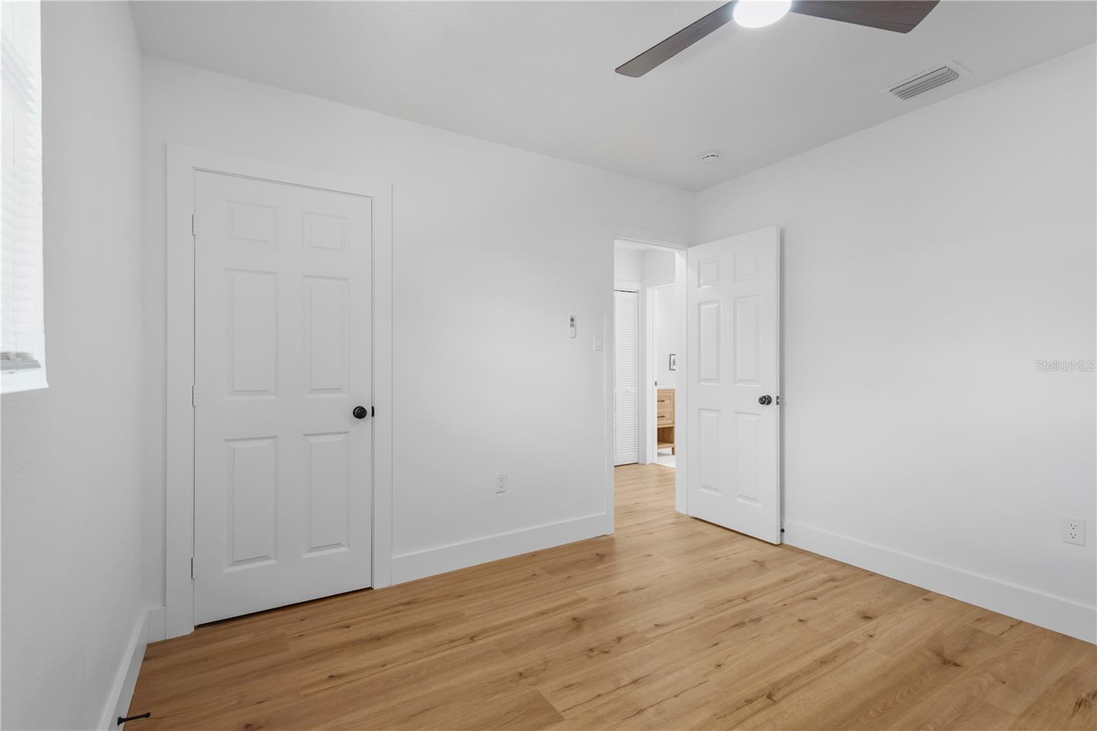 Listing photo id 12 for 3243 6th Avenue S