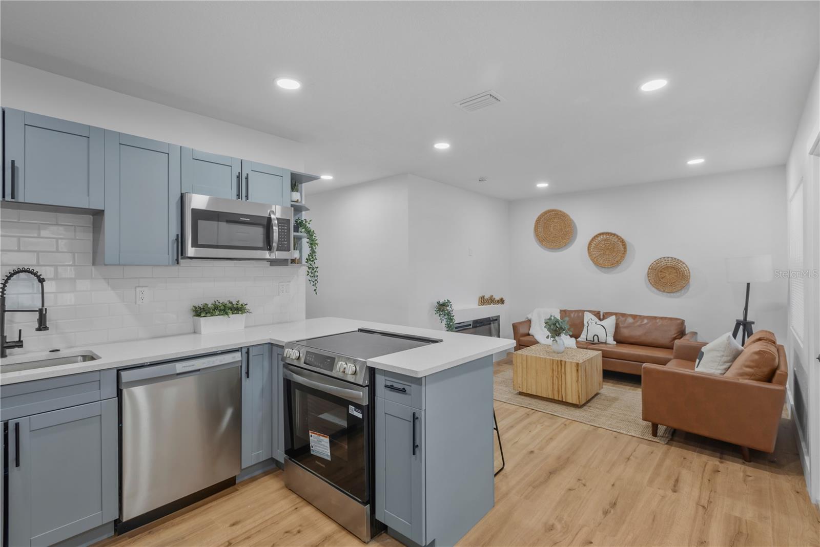 Listing photo id 2 for 3243 6th Avenue S