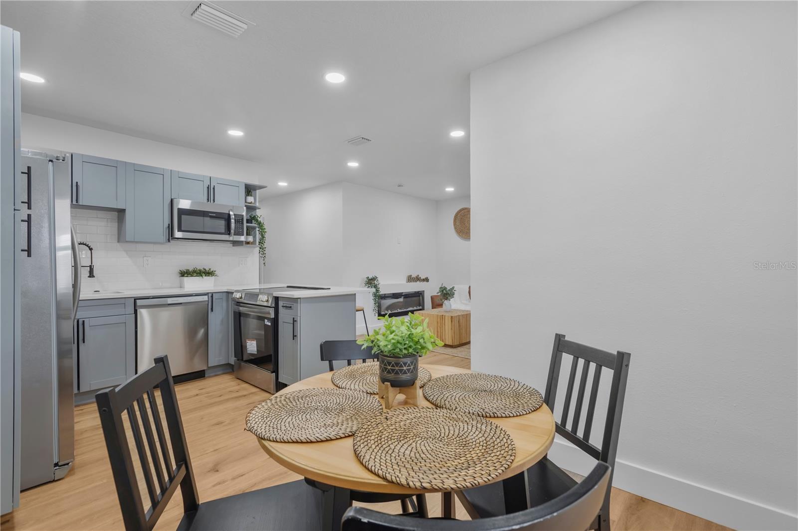 Listing photo id 5 for 3243 6th Avenue S