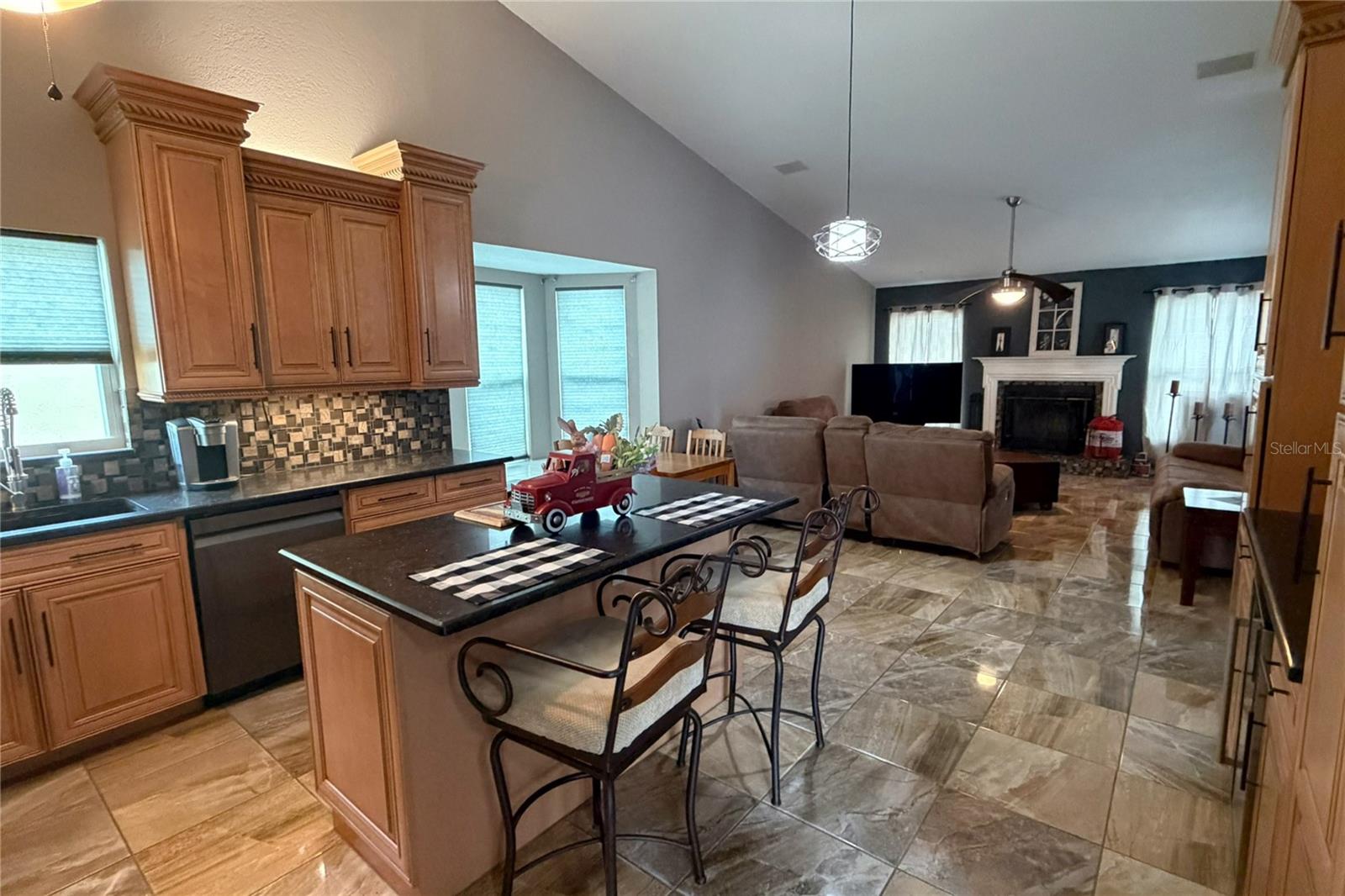 Image 15 of 91 For 1497 Overland Drive