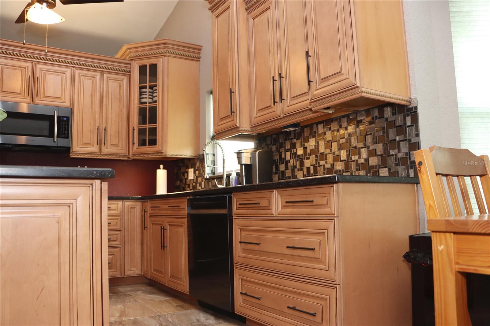 Image 17 of 91 For 1497 Overland Drive