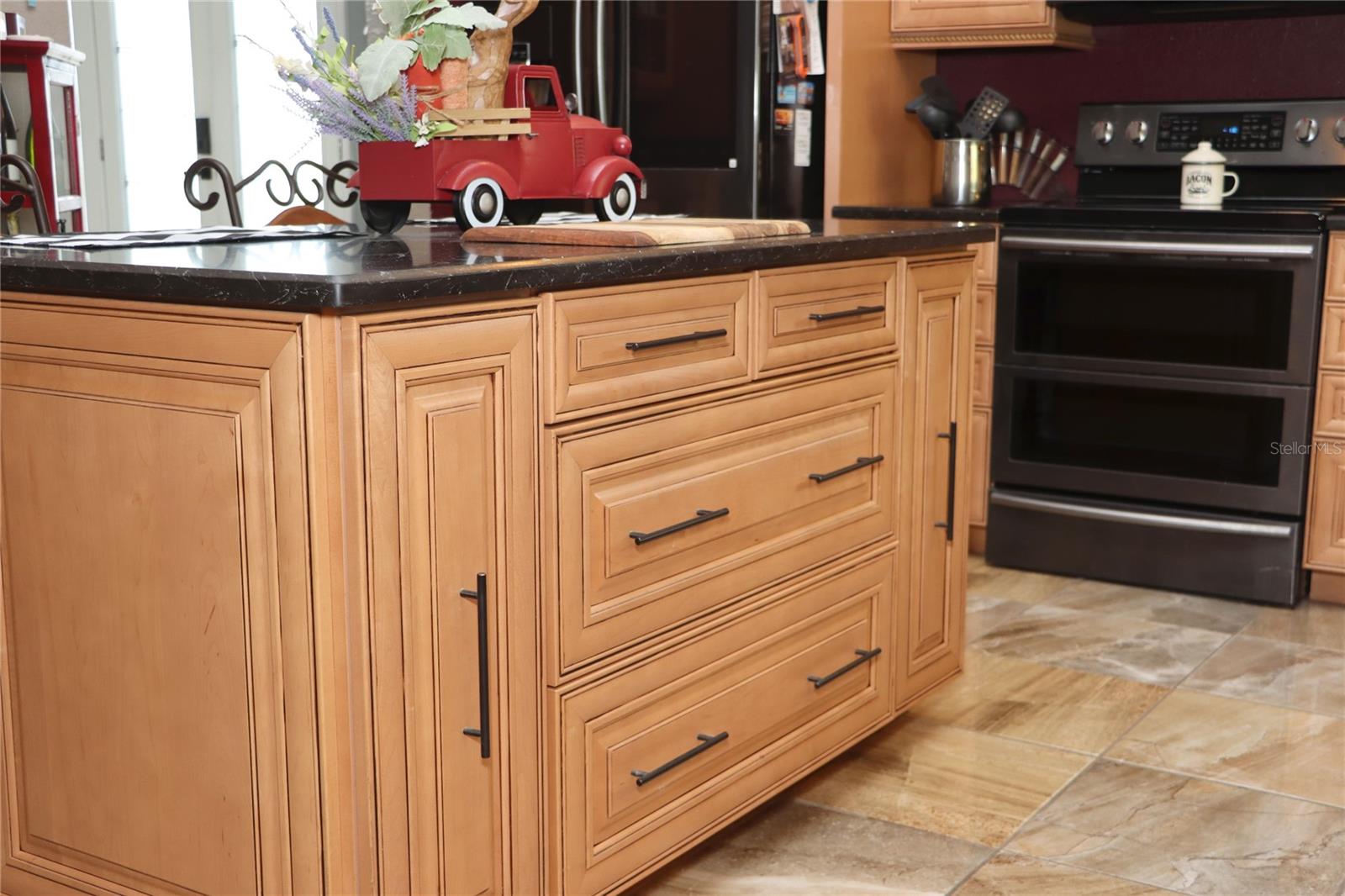 Image 18 of 91 For 1497 Overland Drive