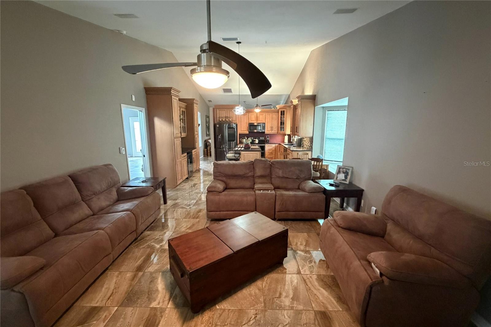 Image 24 of 91 For 1497 Overland Drive