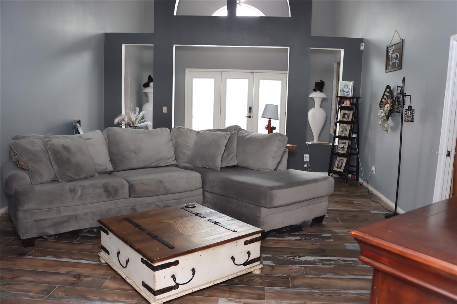 Image 31 of 91 For 1497 Overland Drive