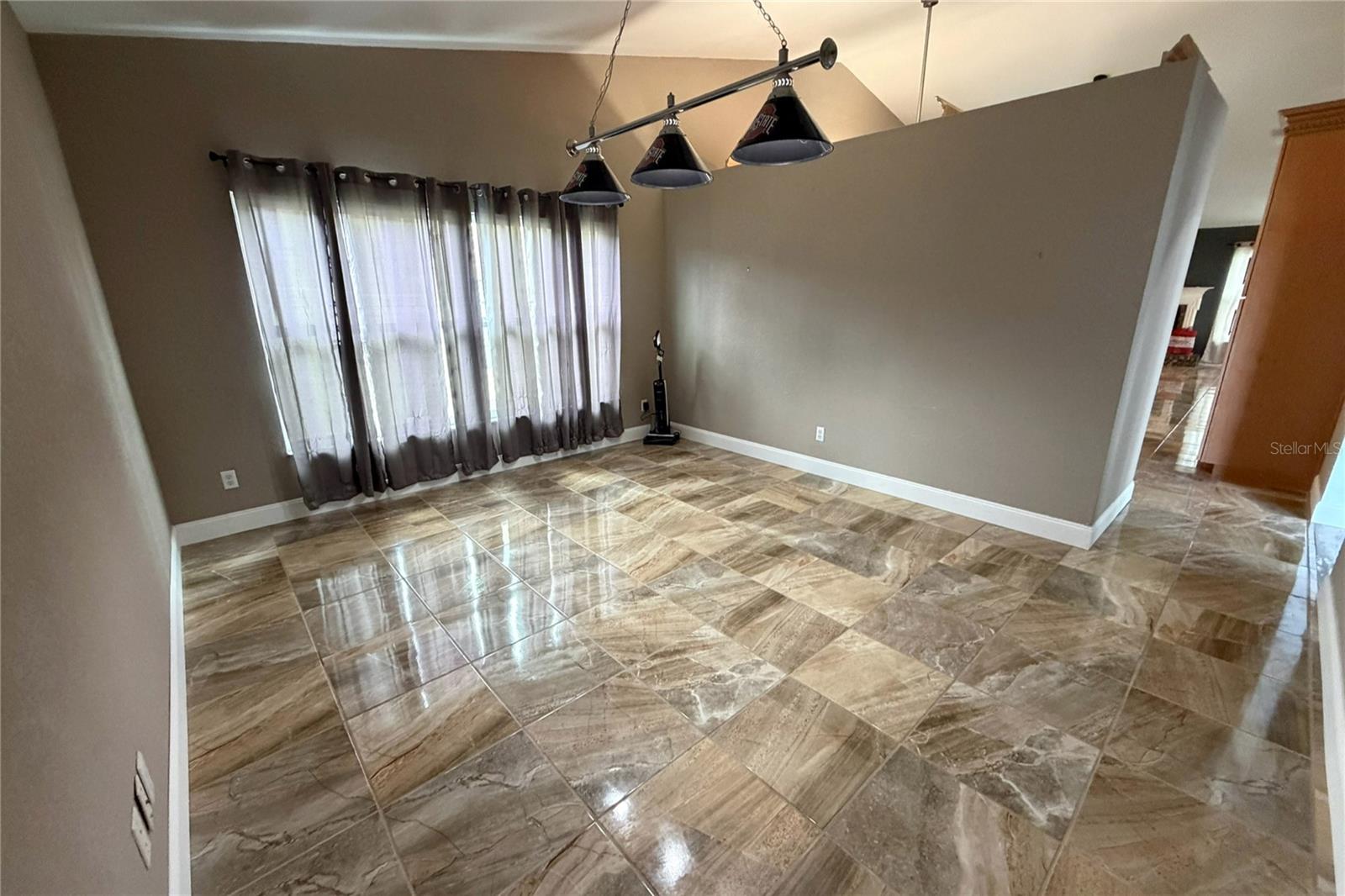 Image 40 of 91 For 1497 Overland Drive