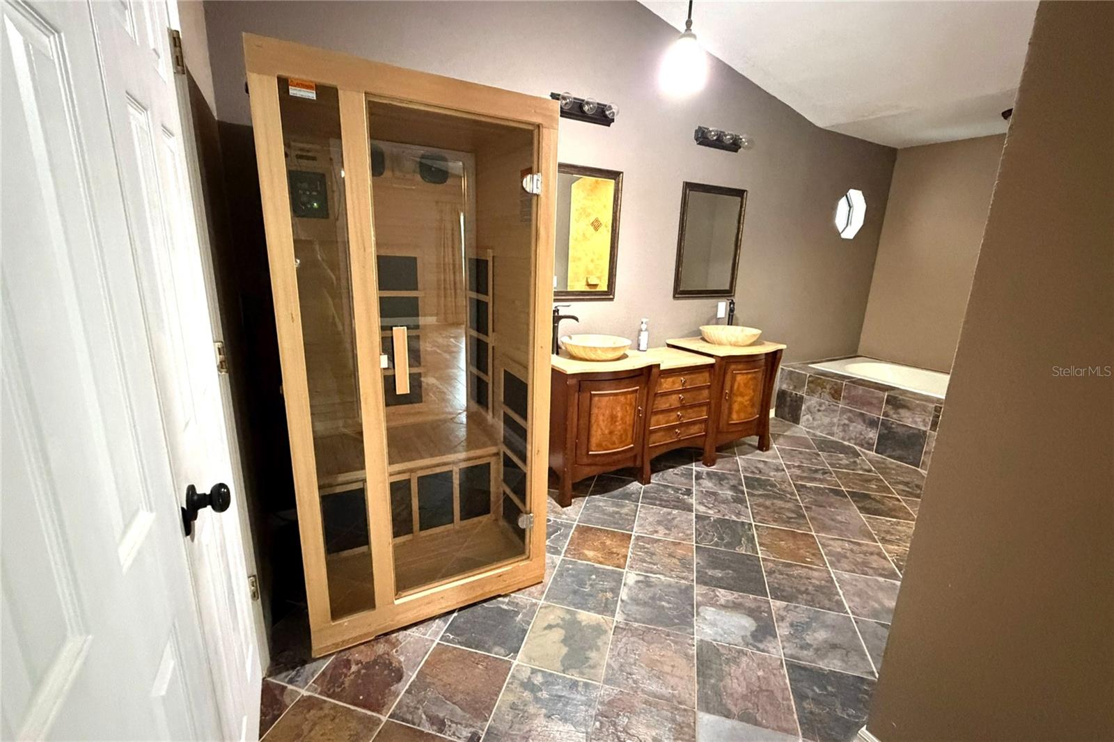 Image 50 of 91 For 1497 Overland Drive