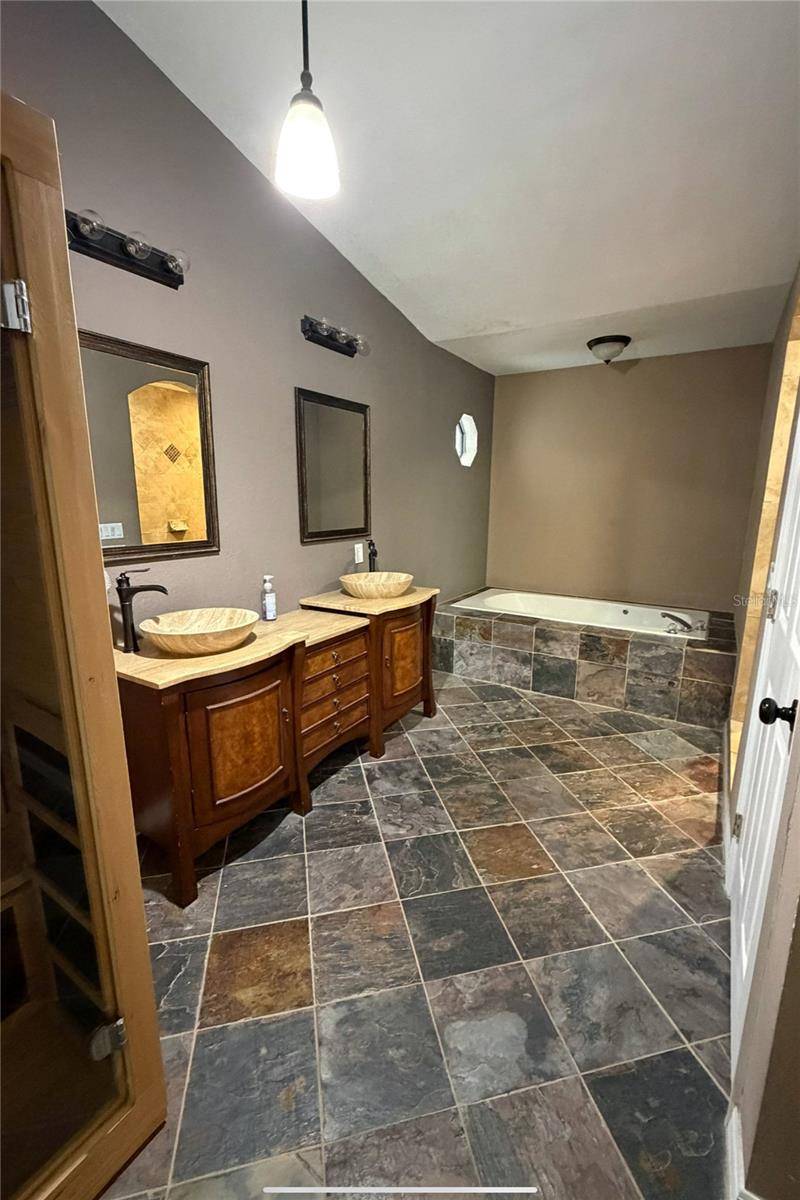 Image 51 of 91 For 1497 Overland Drive