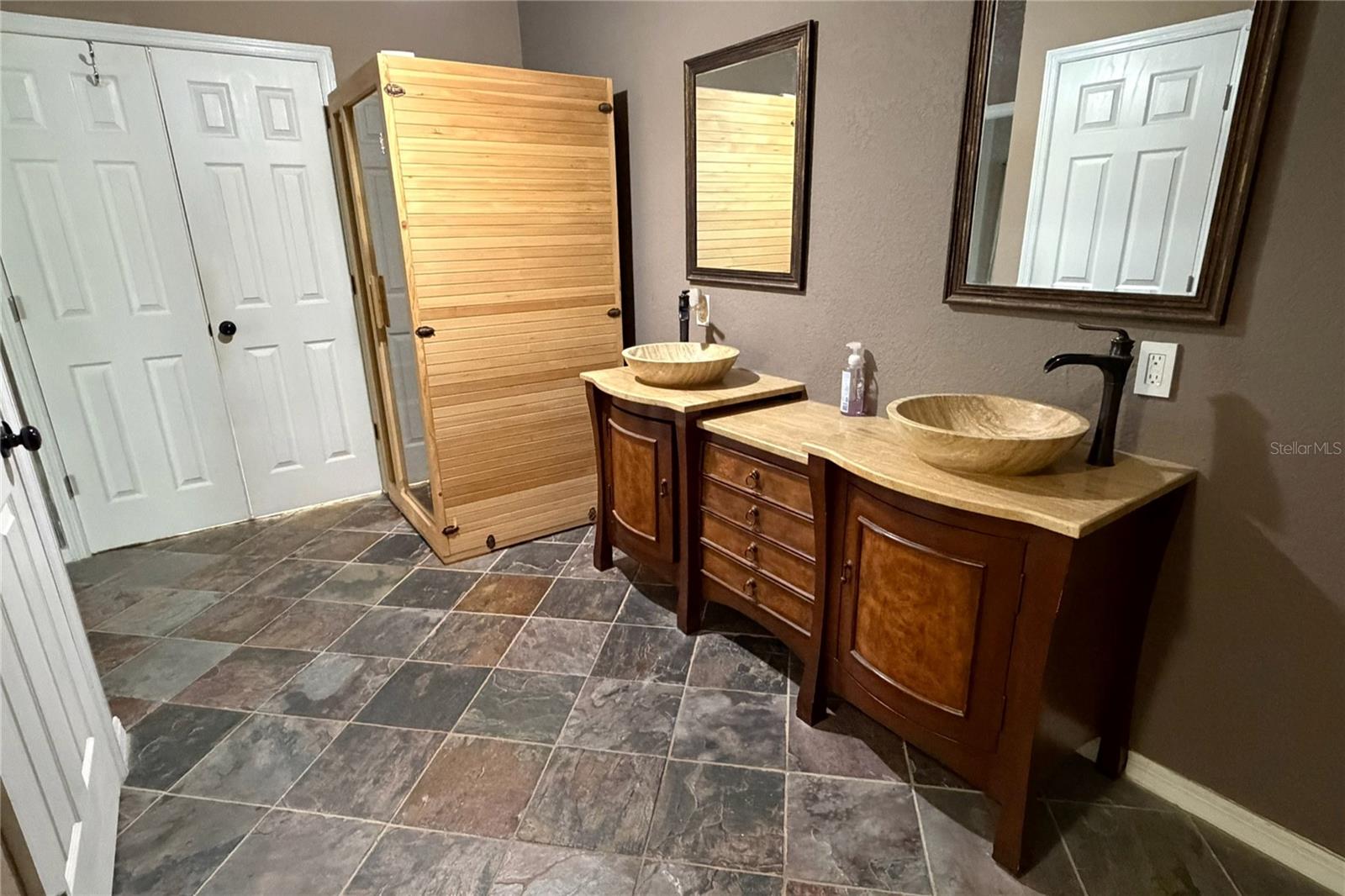 Image 52 of 91 For 1497 Overland Drive