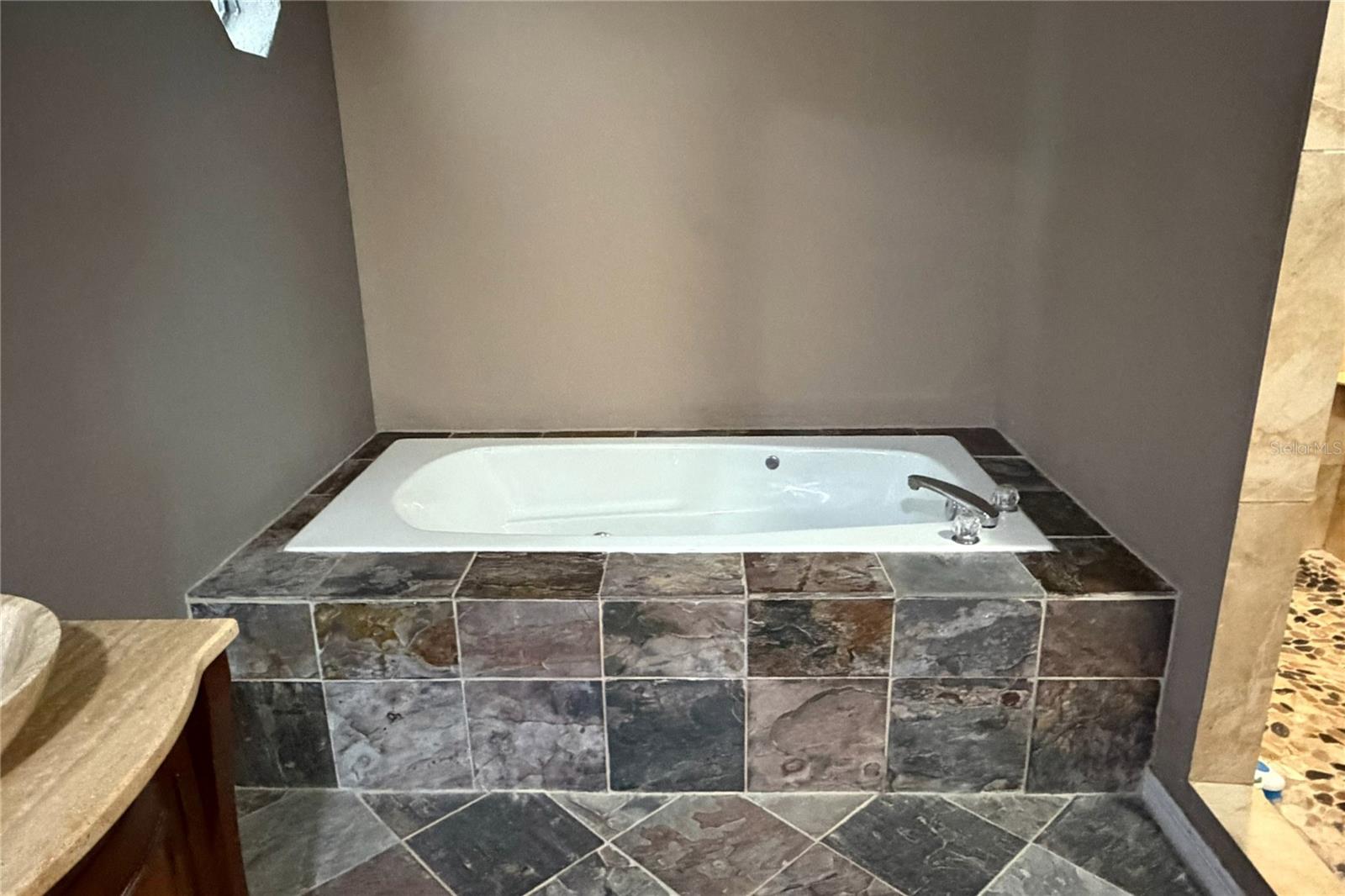 Image 54 of 91 For 1497 Overland Drive