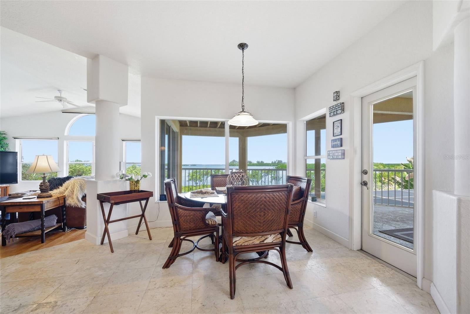 Listing photo id 11 for 2017 Harbour Watch Circle