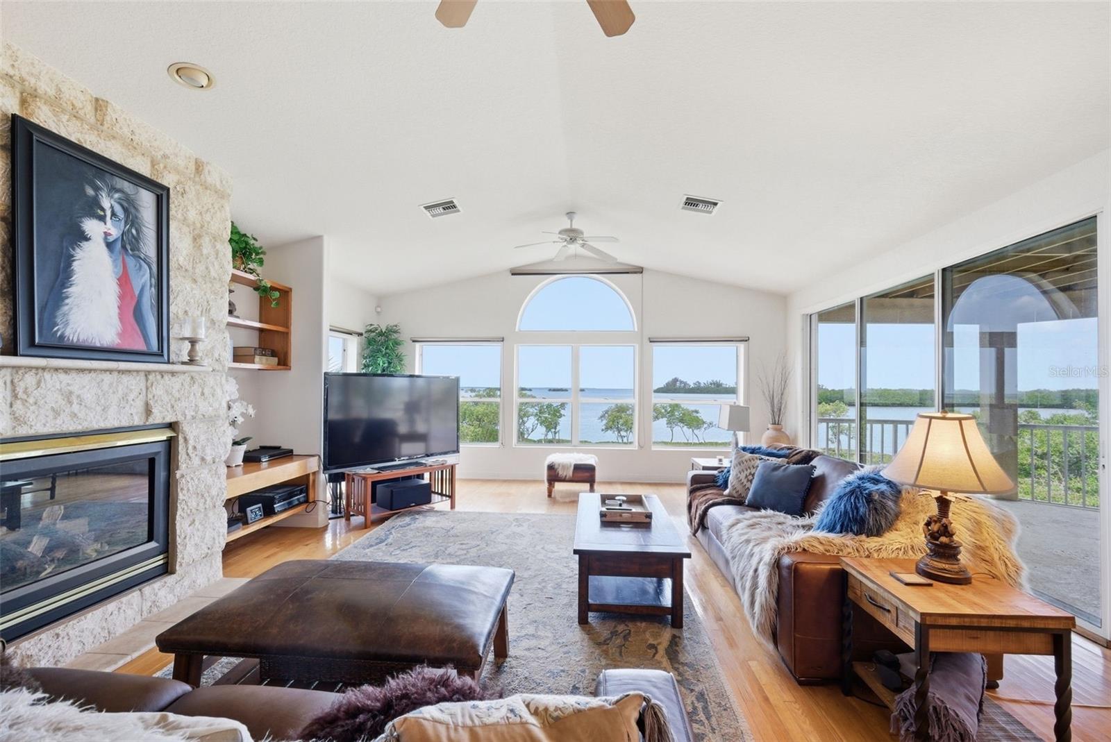 Listing photo id 13 for 2017 Harbour Watch Circle