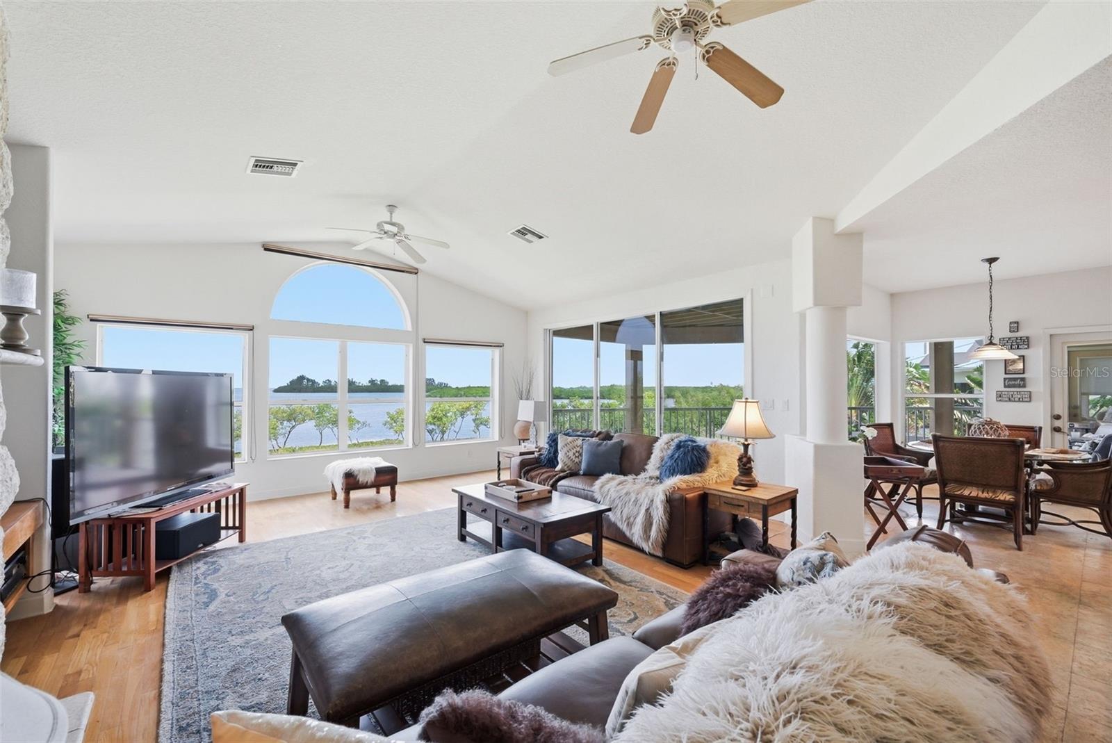 Listing photo id 14 for 2017 Harbour Watch Circle