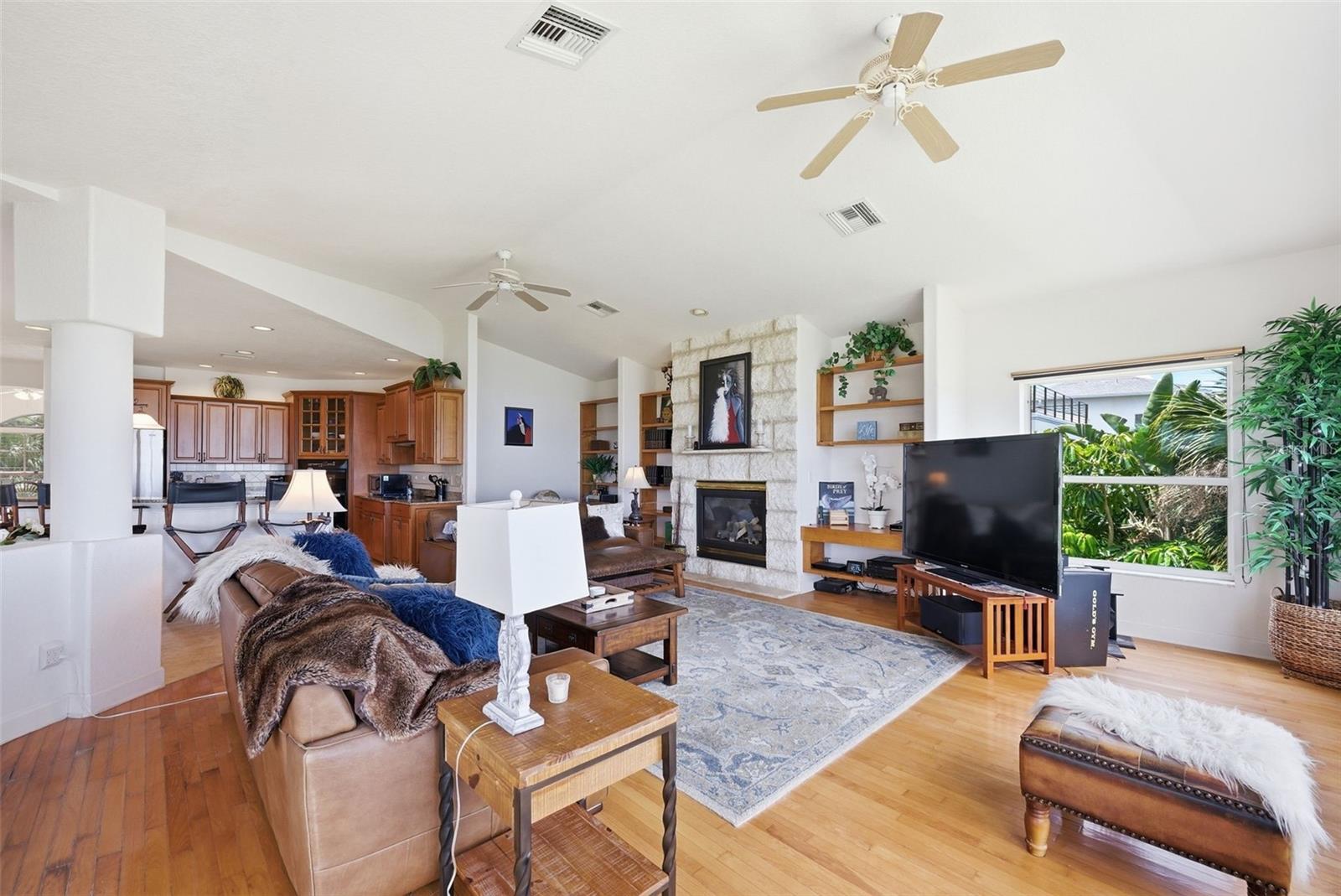 Listing photo id 15 for 2017 Harbour Watch Circle