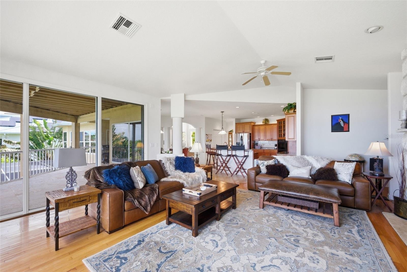 Listing photo id 16 for 2017 Harbour Watch Circle