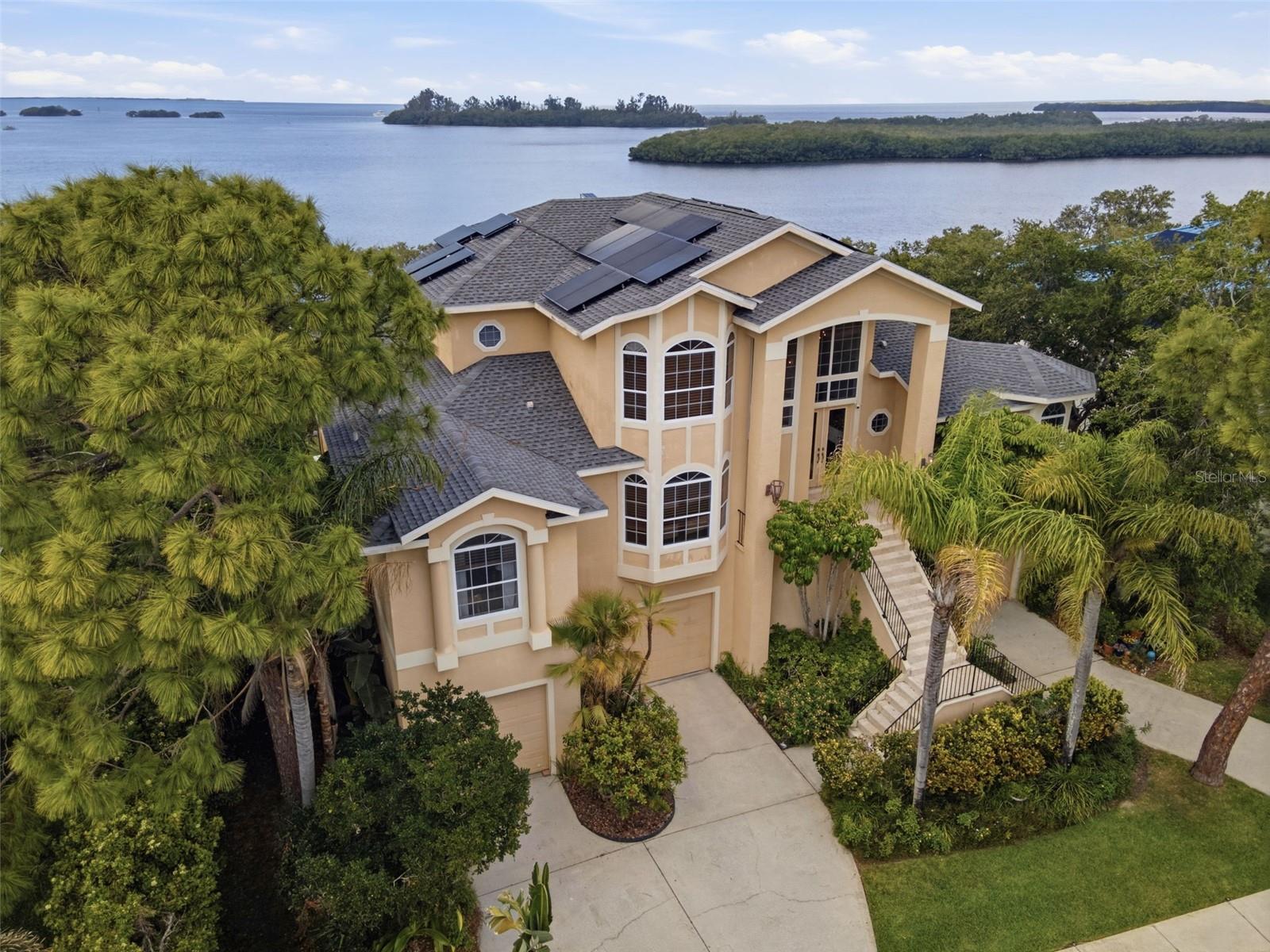 Listing photo id 0 for 2017 Harbour Watch Circle