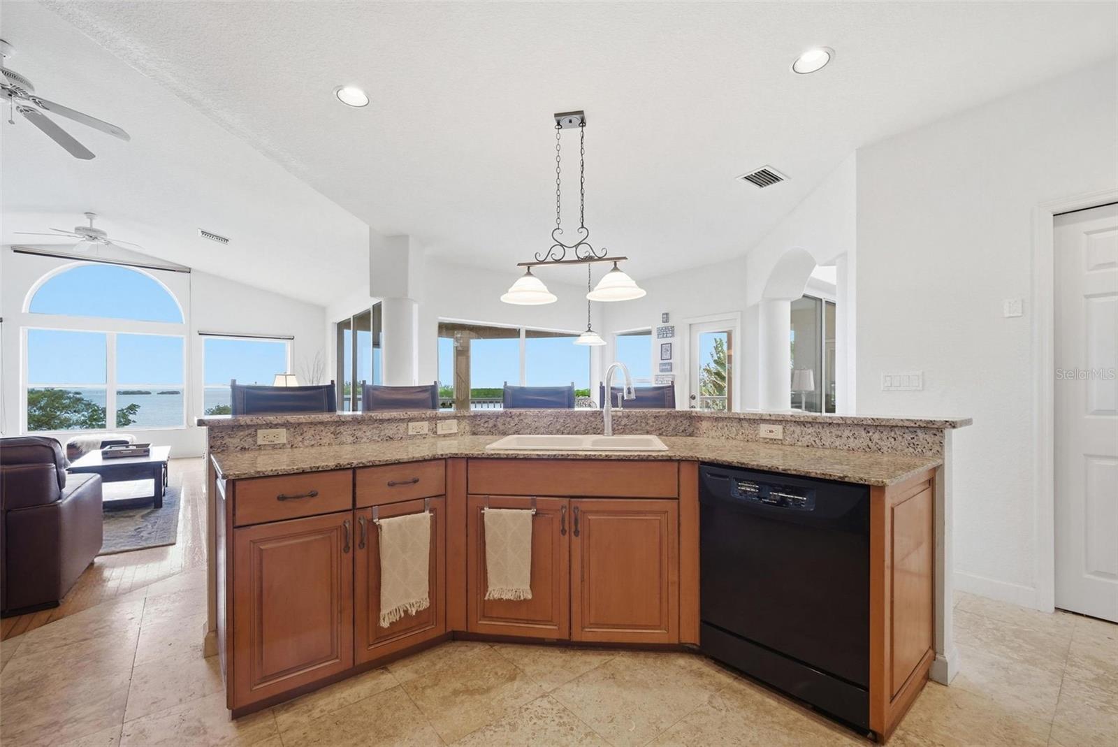 Listing photo id 20 for 2017 Harbour Watch Circle