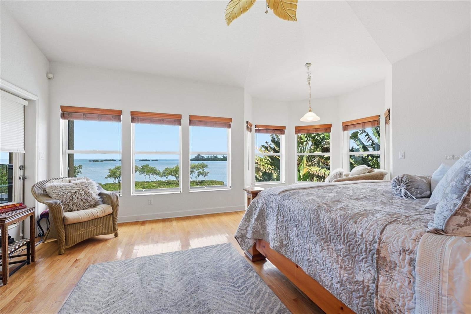 Listing photo id 24 for 2017 Harbour Watch Circle