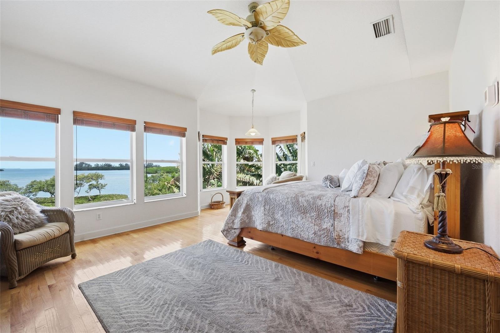 Listing photo id 25 for 2017 Harbour Watch Circle