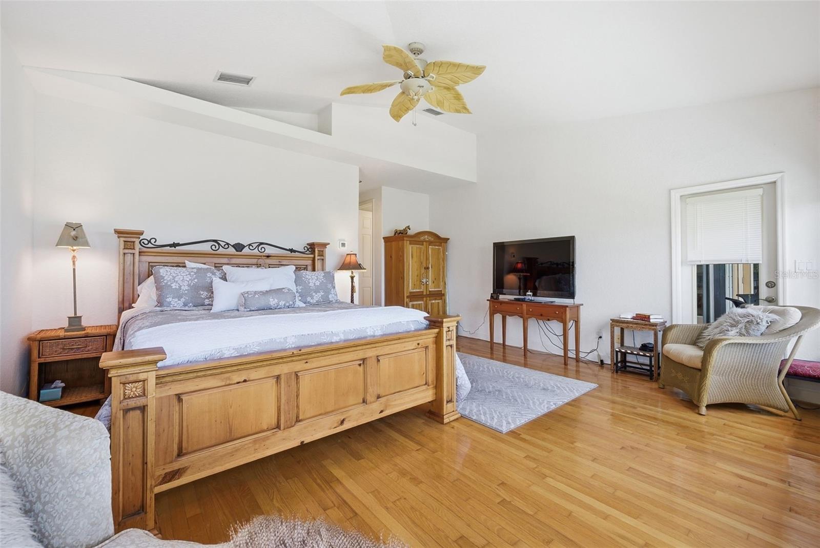 Listing photo id 26 for 2017 Harbour Watch Circle