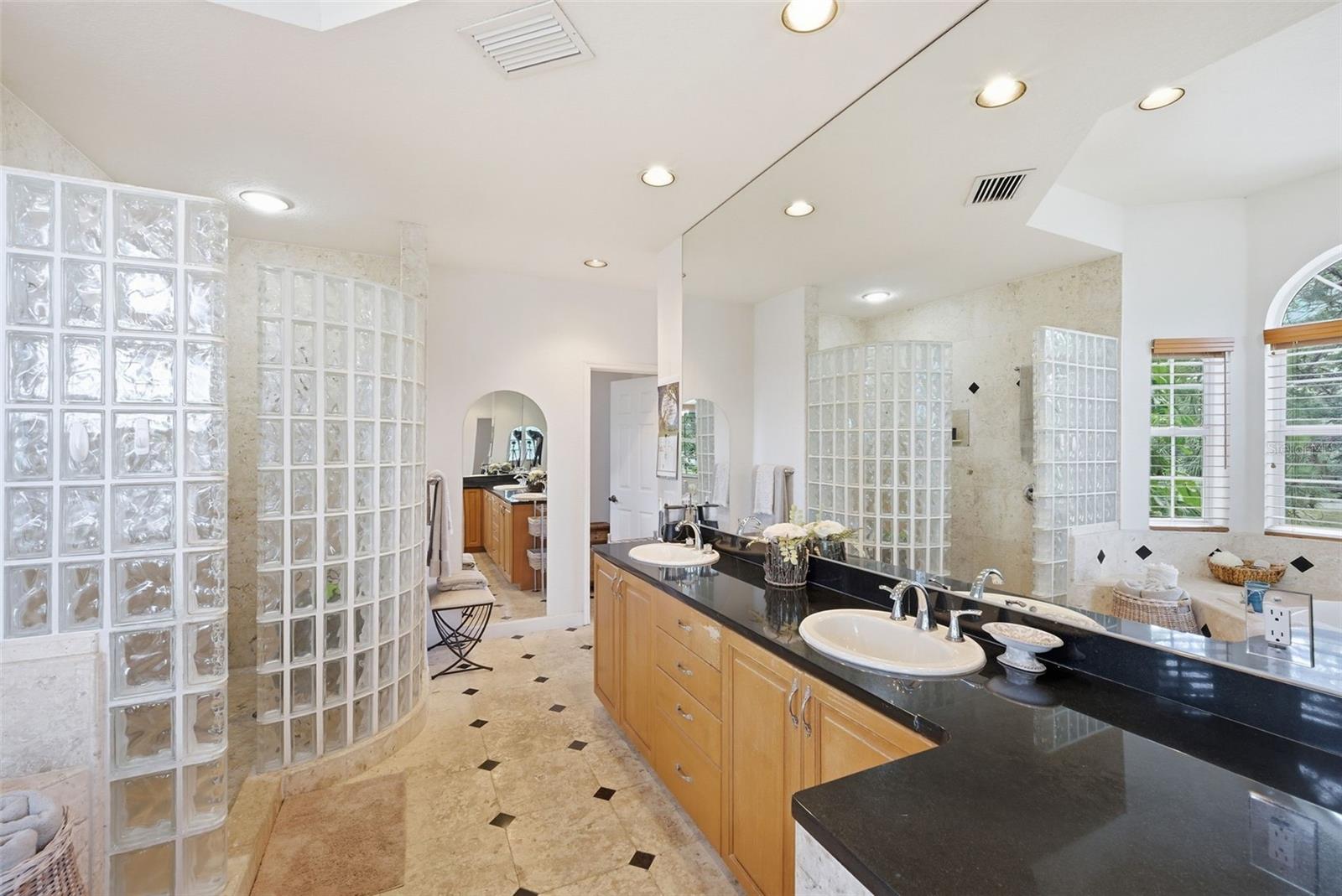 Listing photo id 29 for 2017 Harbour Watch Circle