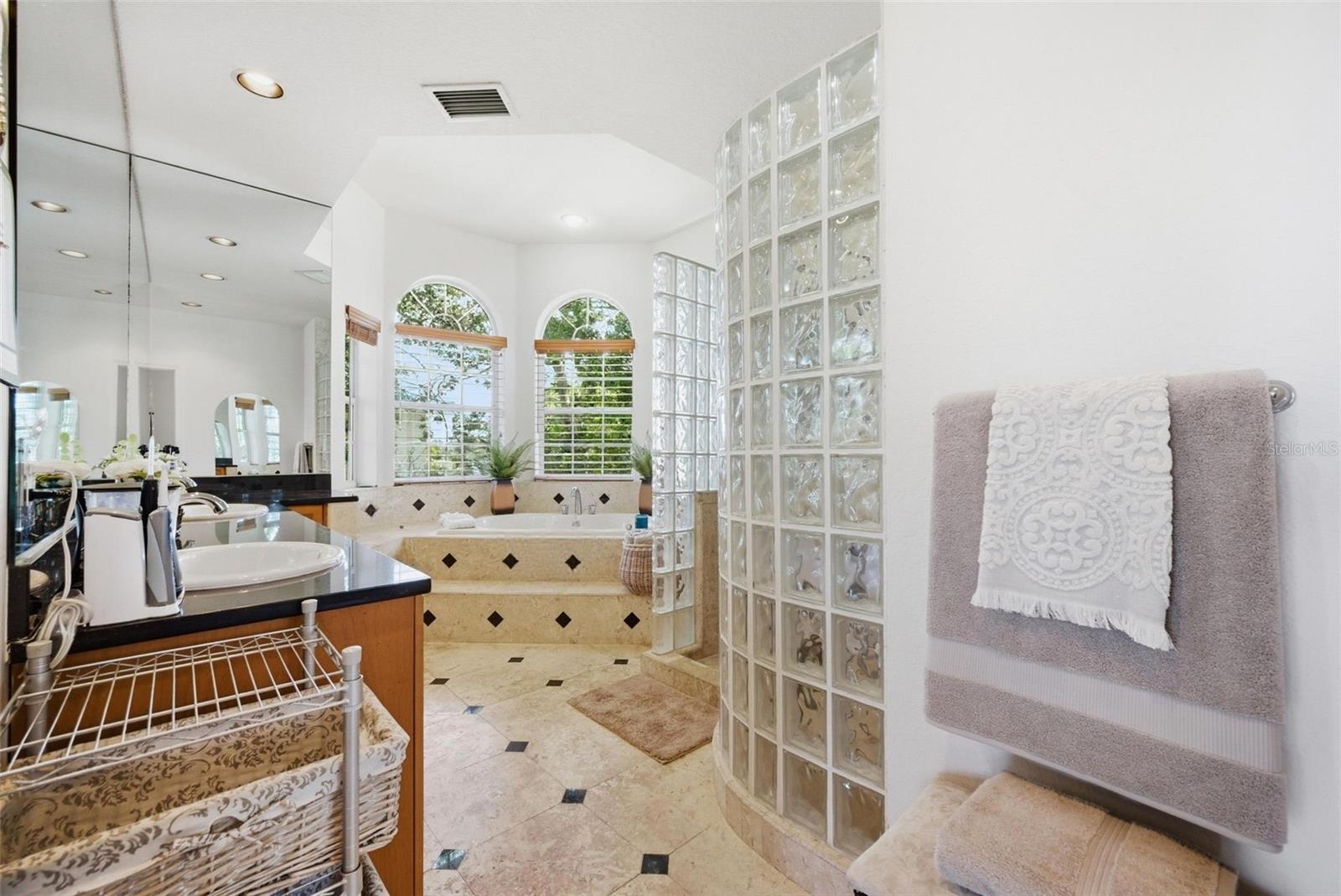 Listing photo id 30 for 2017 Harbour Watch Circle