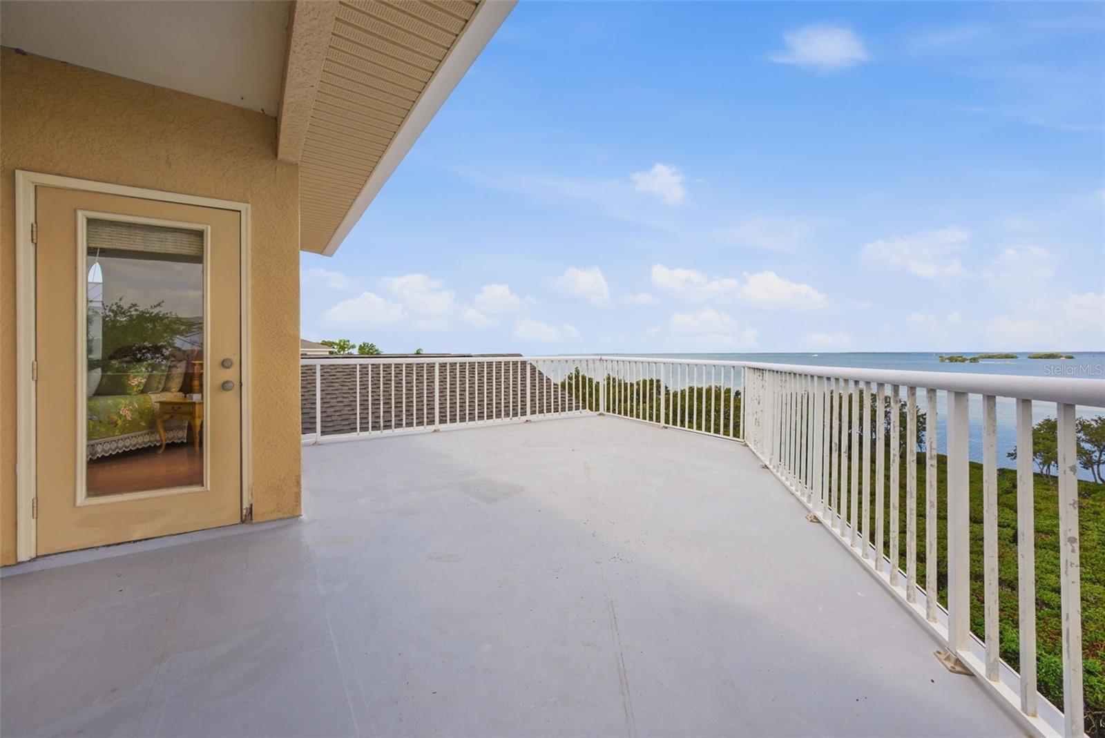 Listing photo id 42 for 2017 Harbour Watch Circle