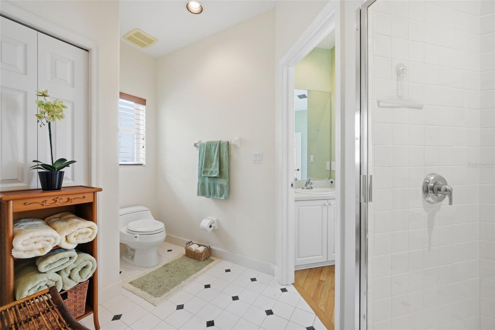 Listing photo id 46 for 2017 Harbour Watch Circle