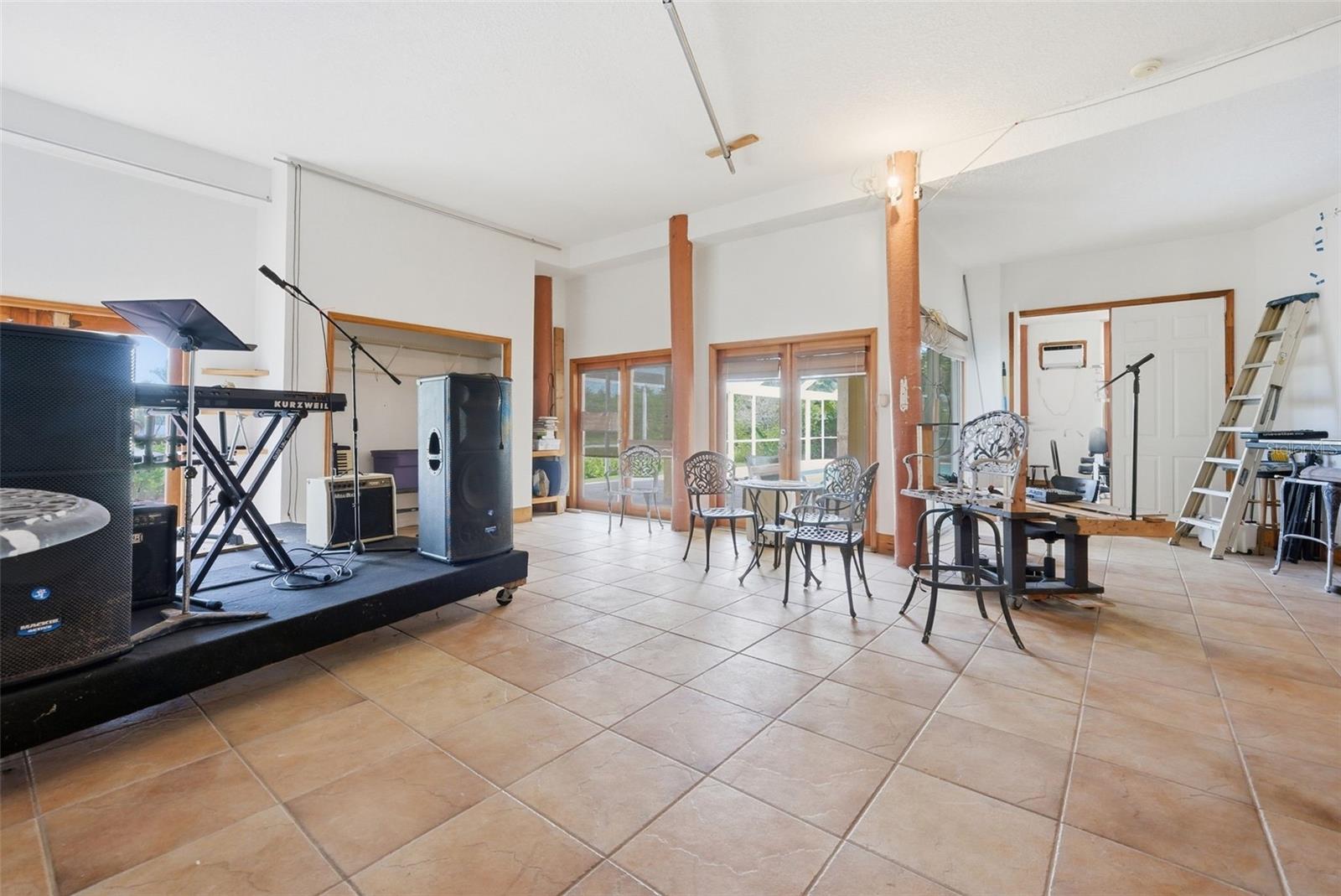 Listing photo id 51 for 2017 Harbour Watch Circle