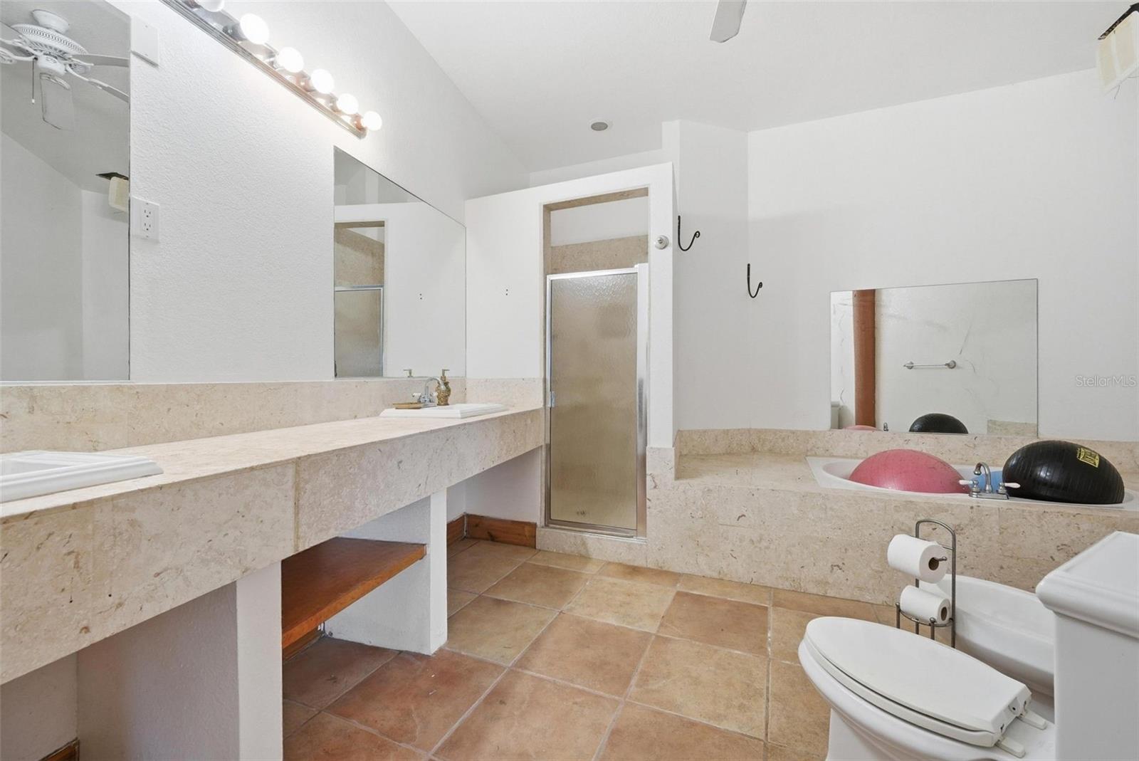 Listing photo id 53 for 2017 Harbour Watch Circle