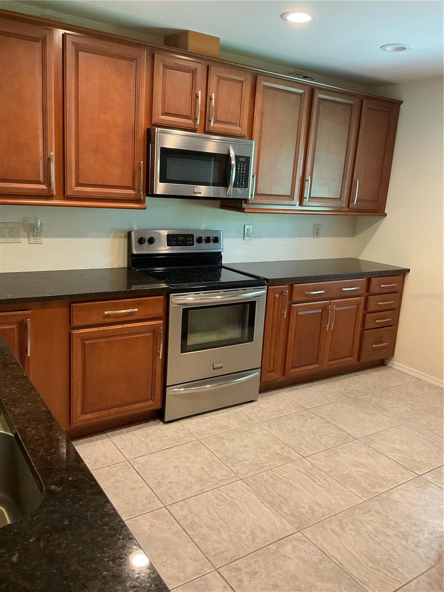 Image 3 of 27 For 1060 Dunrobin Drive A