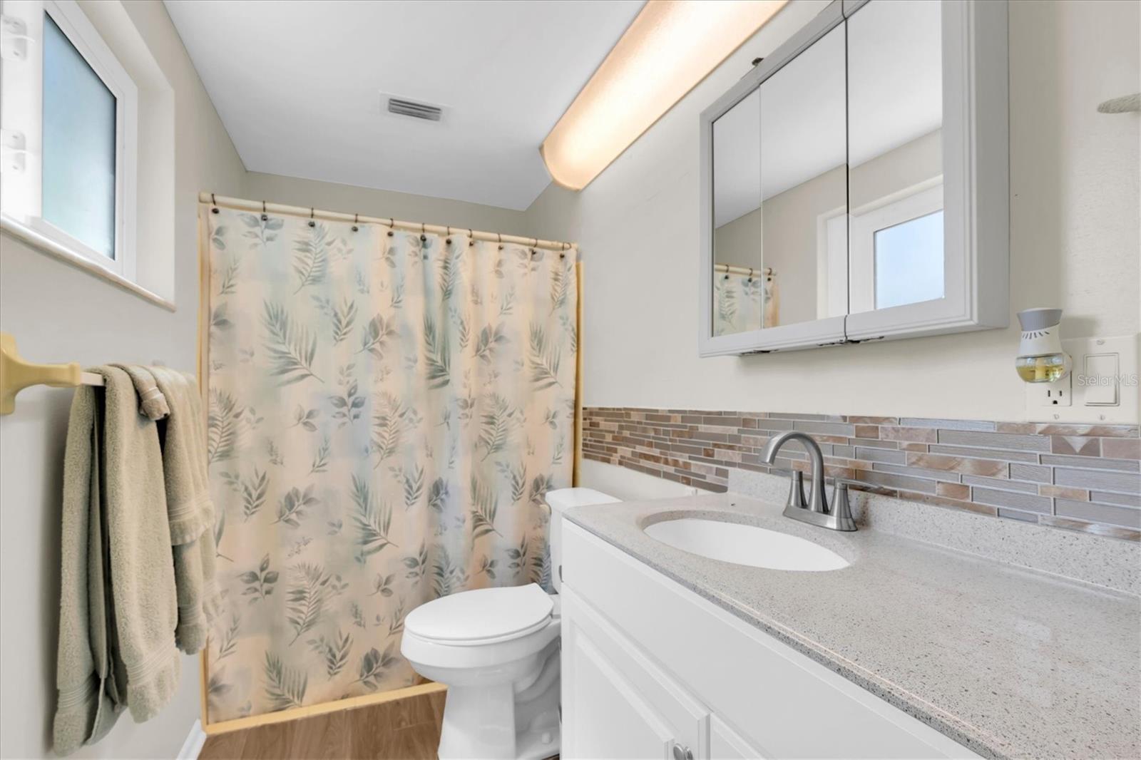 Image 23 of 37 For 3421 Overland Drive