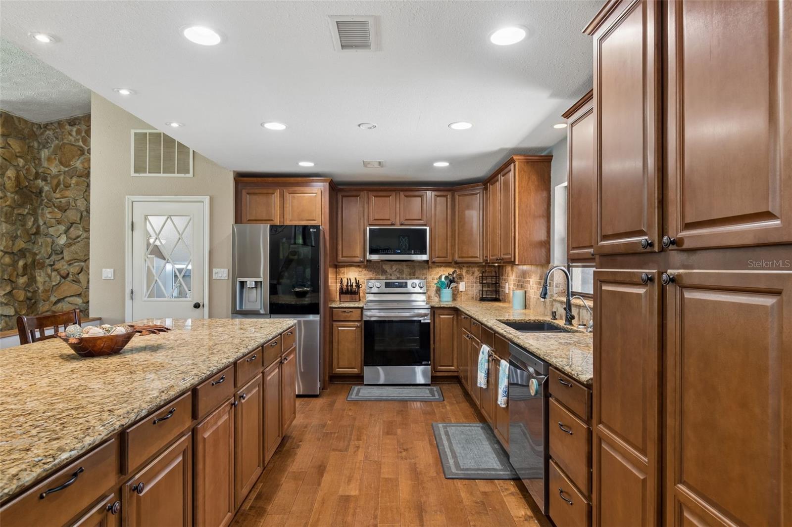 Listing photo id 8 for 7871 Sycamore Drive