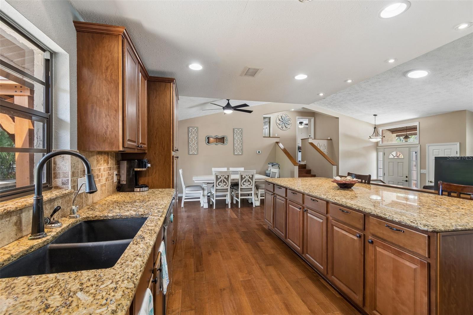 Listing photo id 9 for 7871 Sycamore Drive