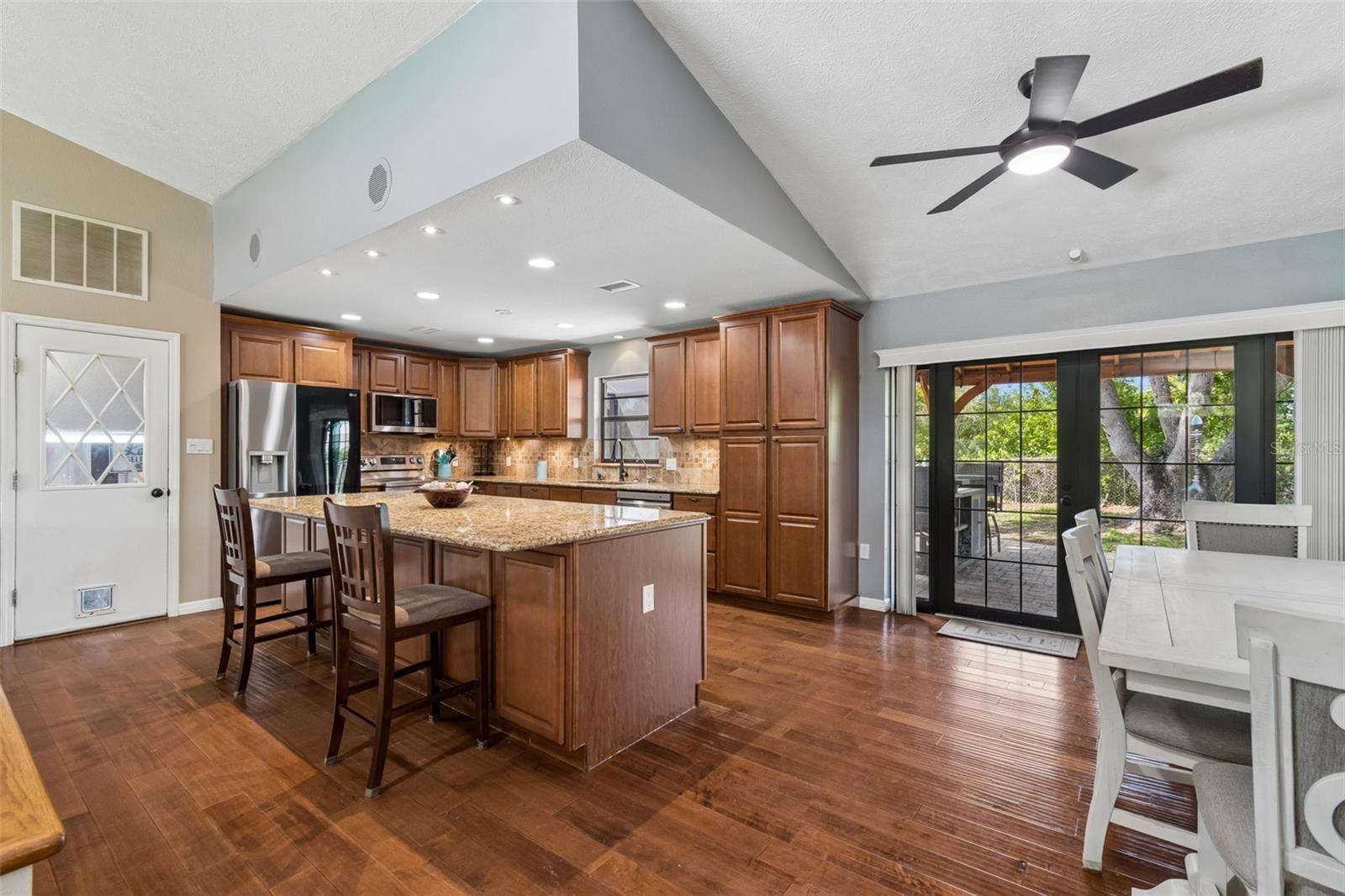 Listing photo id 10 for 7871 Sycamore Drive