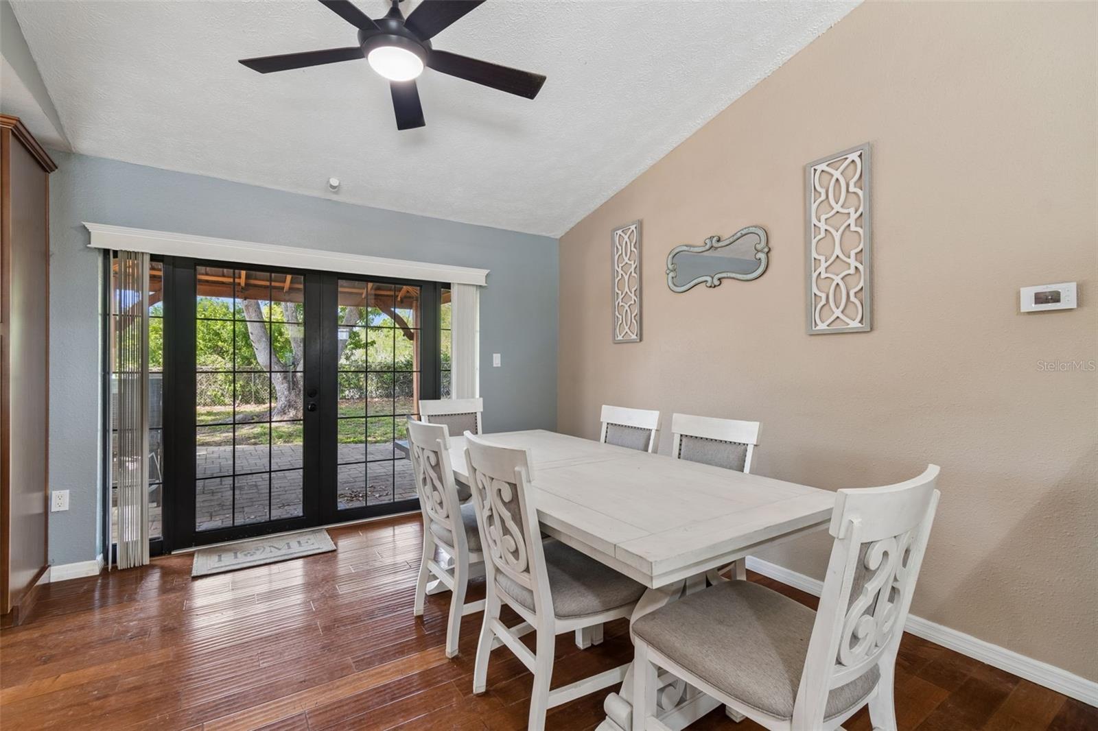 Listing photo id 11 for 7871 Sycamore Drive