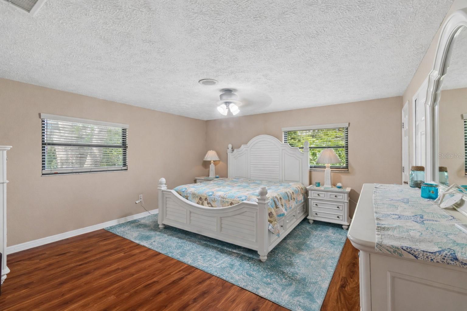 Listing photo id 12 for 7871 Sycamore Drive