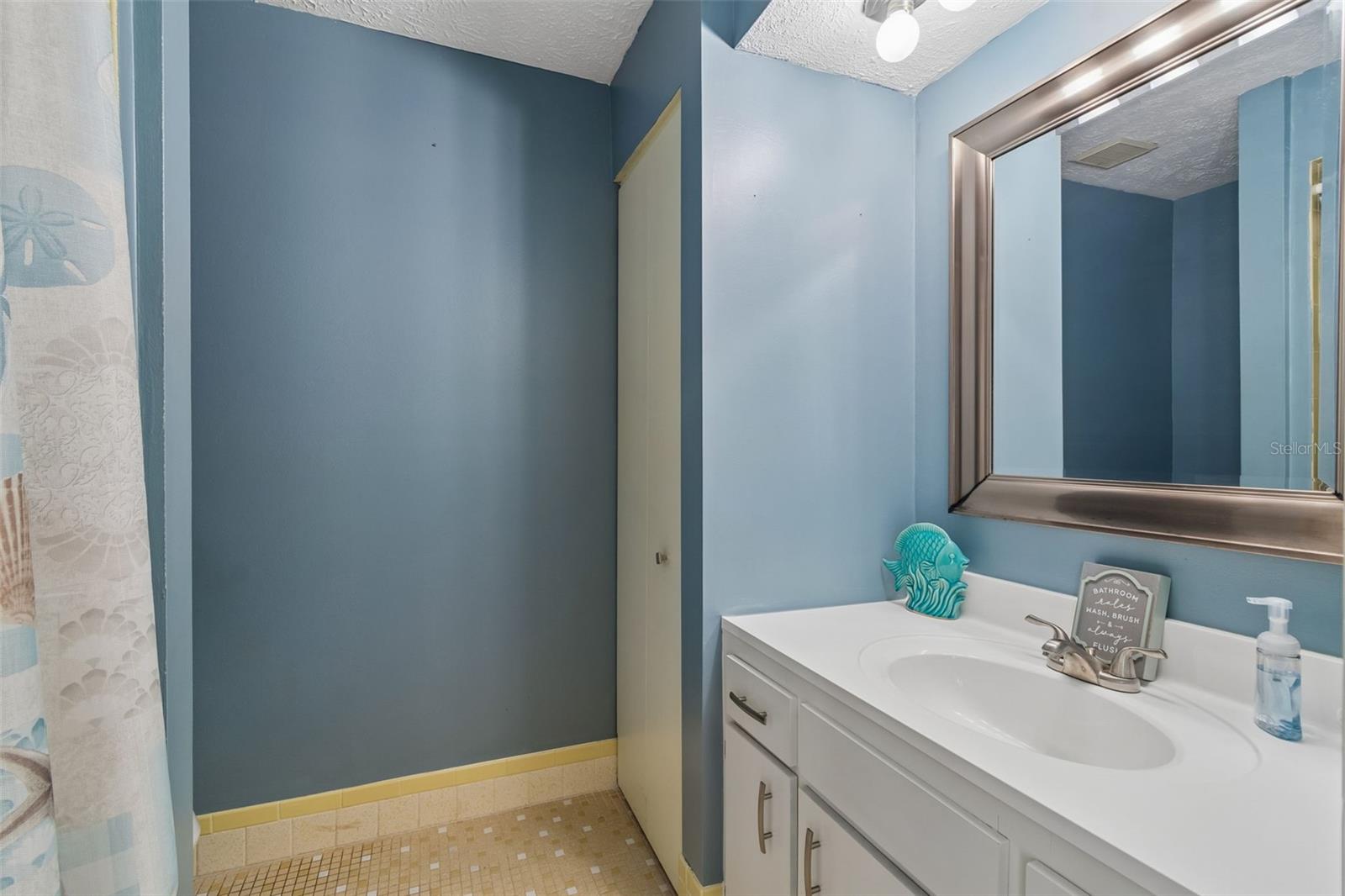 Listing photo id 16 for 7871 Sycamore Drive