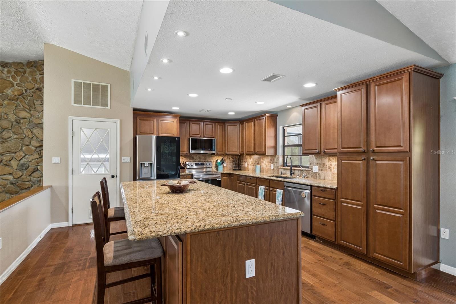 Listing photo id 7 for 7871 Sycamore Drive