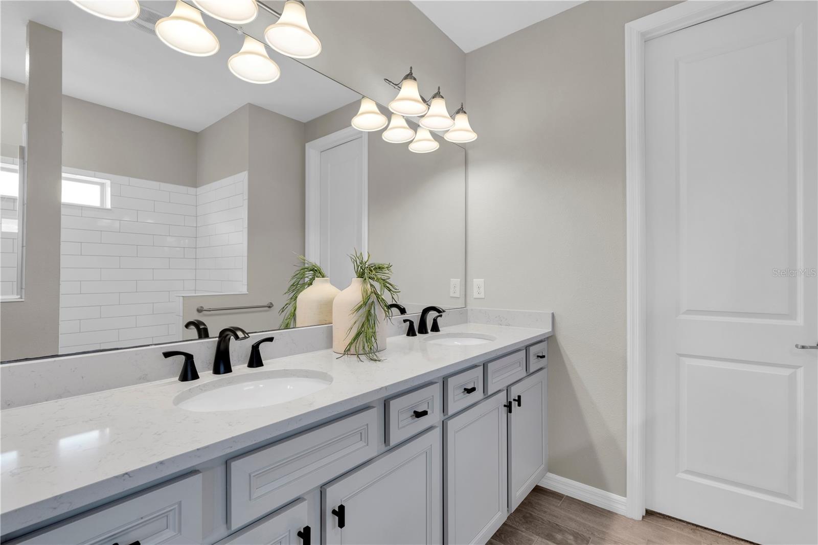 Image 35 of 83 For 2587 Murray Pass