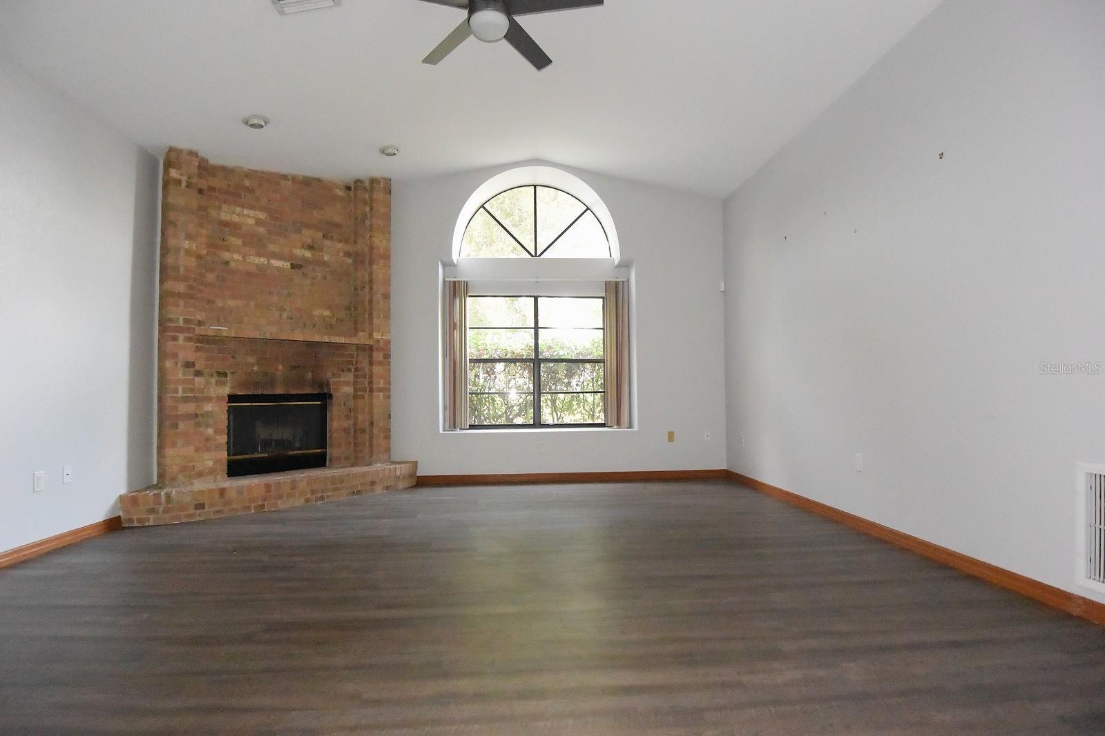 Image 14 of 52 For 373 Oriana Drive