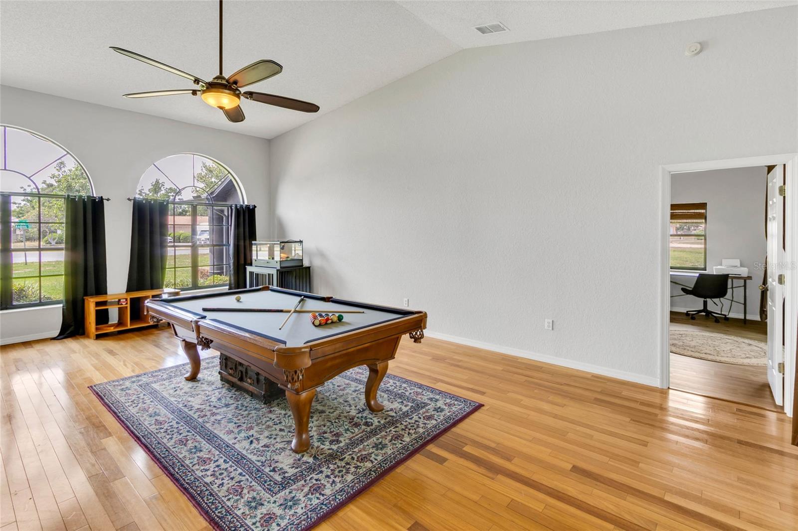 Listing photo id 8 for 4329 Andres Street