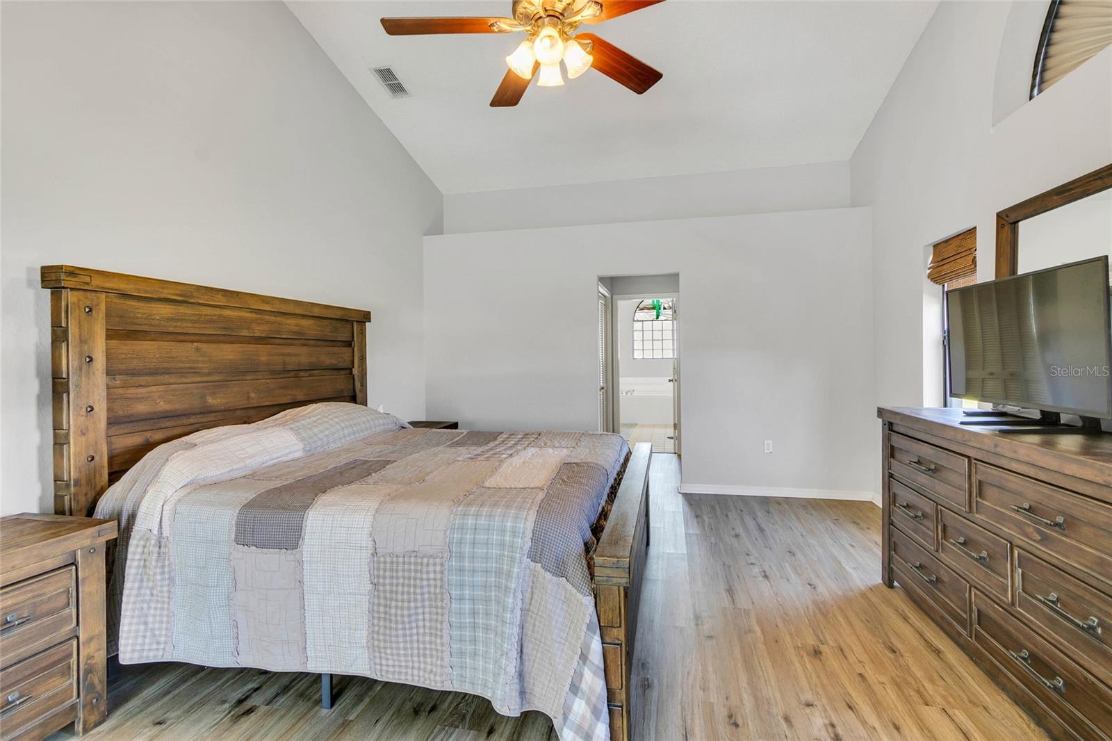 Listing photo id 10 for 4329 Andres Street