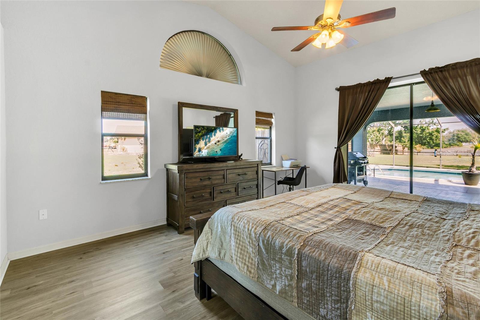 Listing photo id 11 for 4329 Andres Street