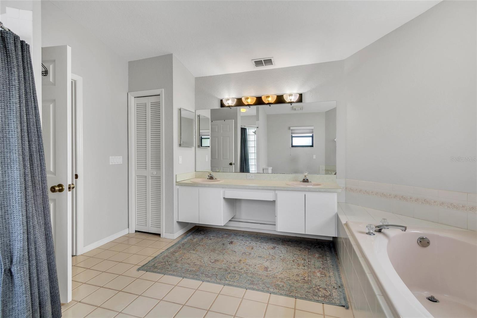 Listing photo id 15 for 4329 Andres Street