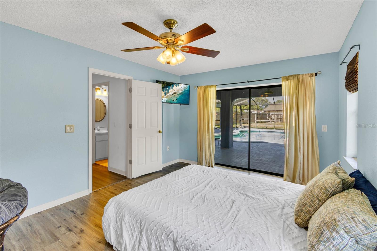 Listing photo id 21 for 4329 Andres Street