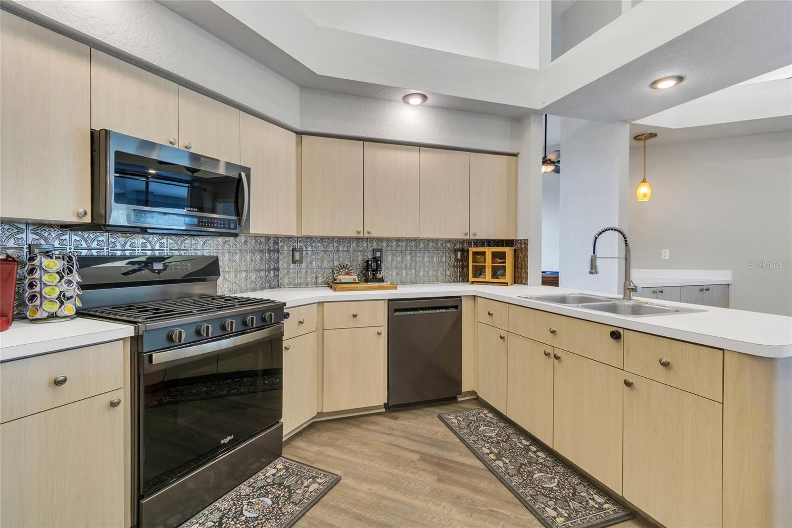 Listing photo id 29 for 4329 Andres Street