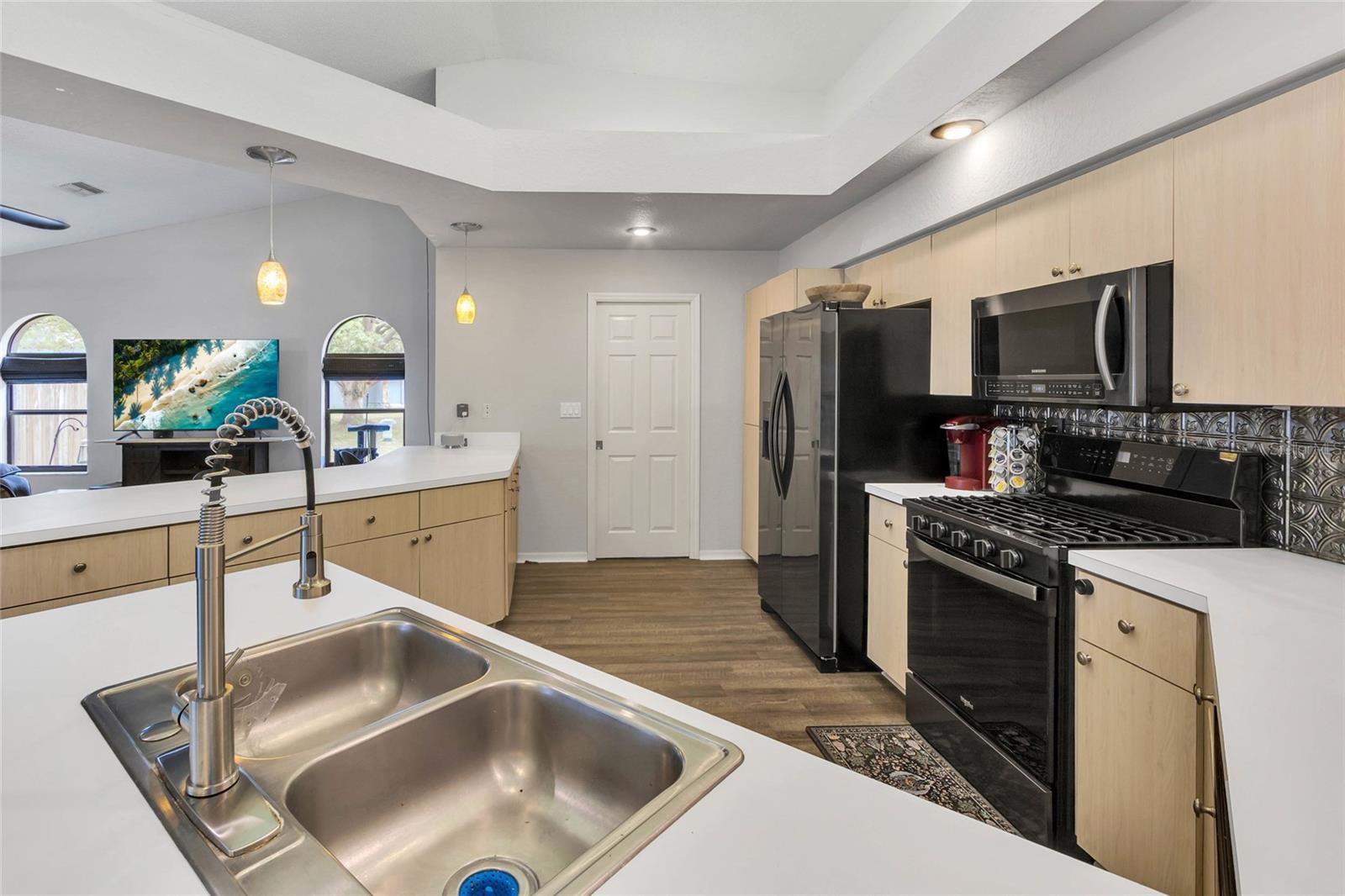 Listing photo id 32 for 4329 Andres Street